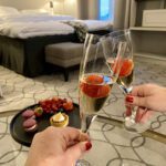 Skåling i champagneglass på Hotel Victoria i Stavanger, et typisk eksempel på romantiske steder på Jæren