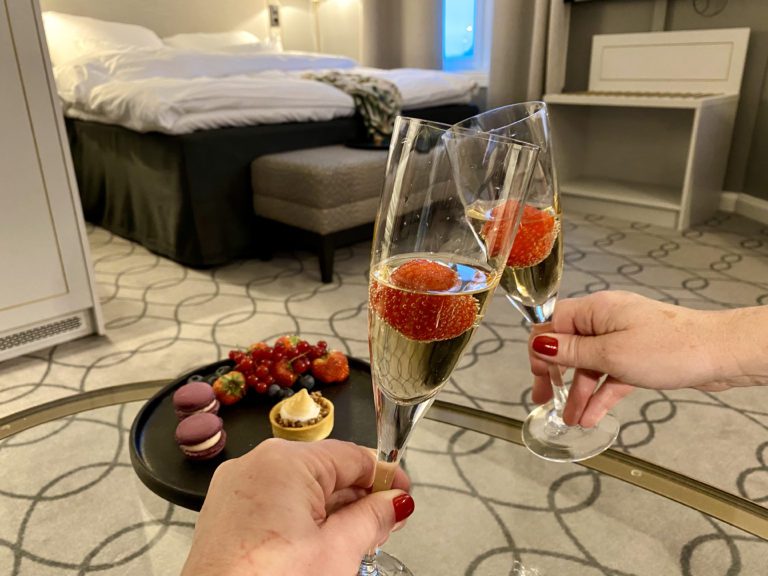 Skåling i champagneglass på Hotel Victoria i Stavanger, et typisk eksempel på romantiske steder på Jæren