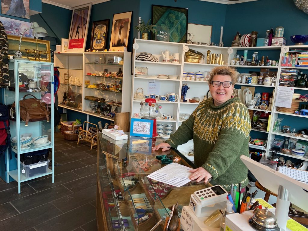 Stas og fjas, bruktbutikk i Stavanger med eier Irene Meling. Viser butikkens interiør.