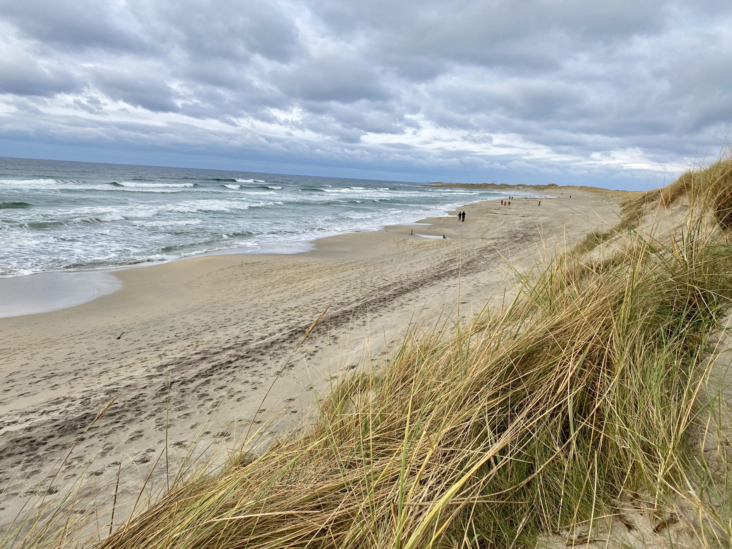 Orrestranden om vinteren. Folk som går tur på et av mange romantiske steder på Jæren.