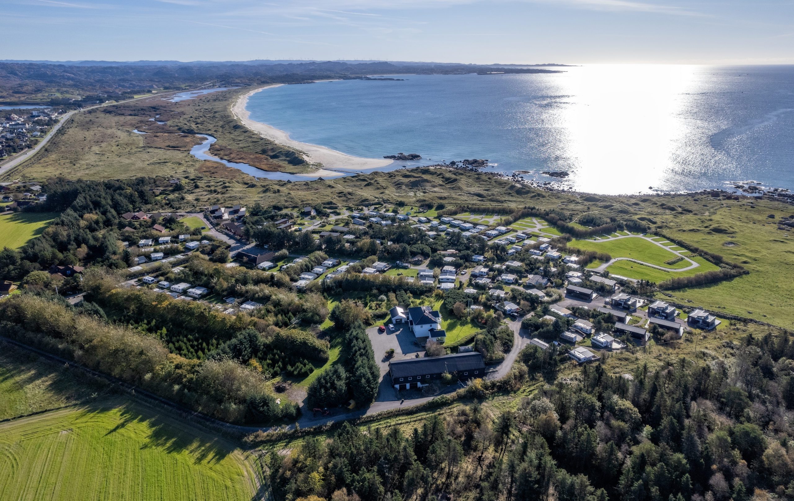 Bobilparkering på Jæren, dronefoto av Brusand camping.