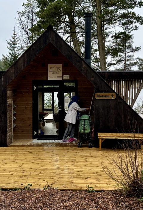 tilrettelagt friluftsliv på Jæren, Melsbu dagsturhytte på Jæren i regnvær en høstdag