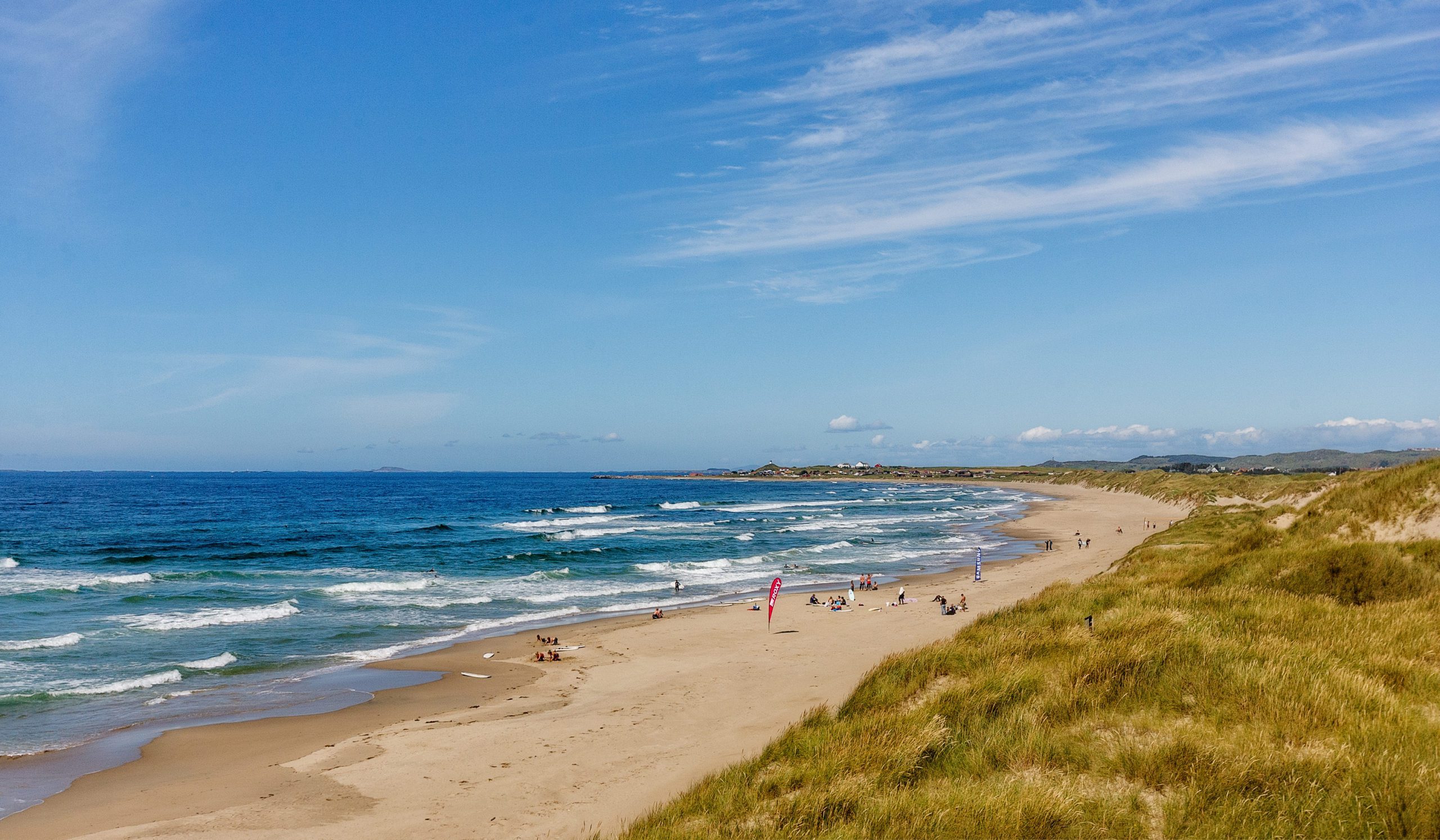 Borestranda, surfere nyter en finværsdag