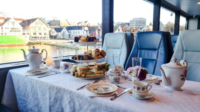 Afternoon tea på Jæren. Bord med stettfat og glass på en båt.