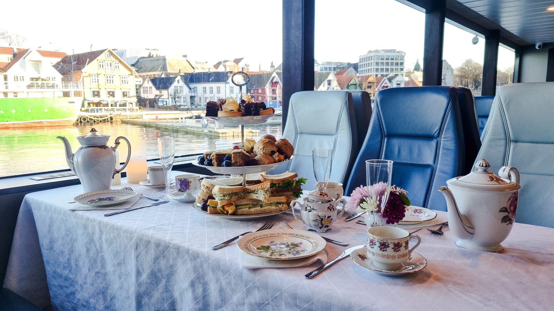 Afternoon tea på Jæren. Bord med stettfat og glass på en båt.