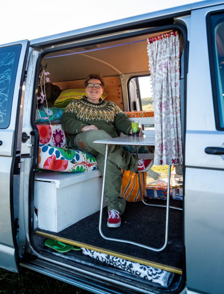 Stas og fjas, butikkeier Irene Meling i baksetet på en kassebil omgitt av retroting.