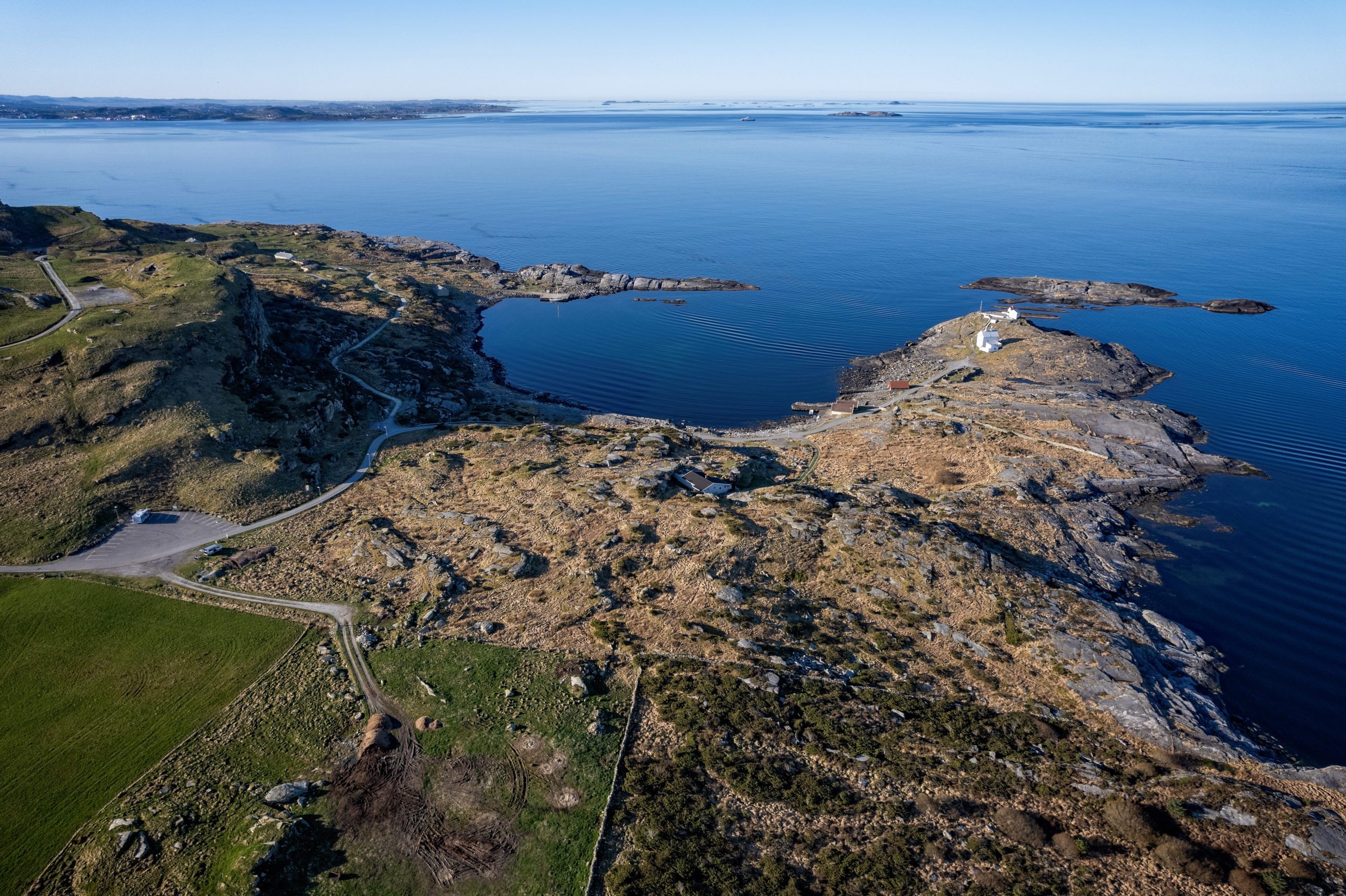Fyr på Jæren. Dronebilde over Fjøløy fyrstasjon