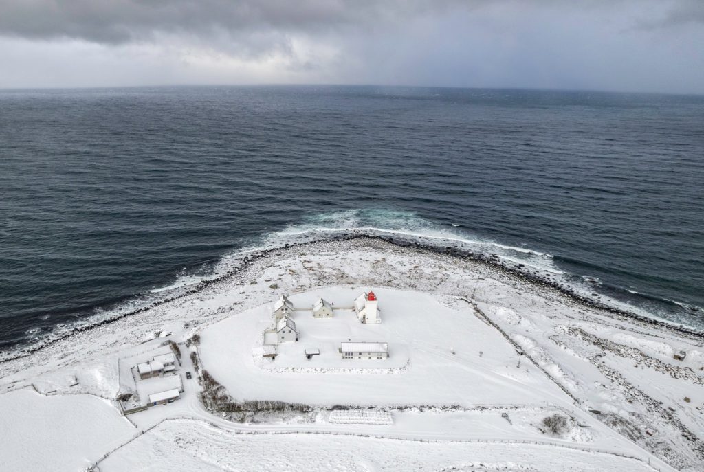 Fyr på Jæren, Obrestad fyr sett fra droneperspektiv en vinterdag med snø overalt
Unik overnatting på Jæren