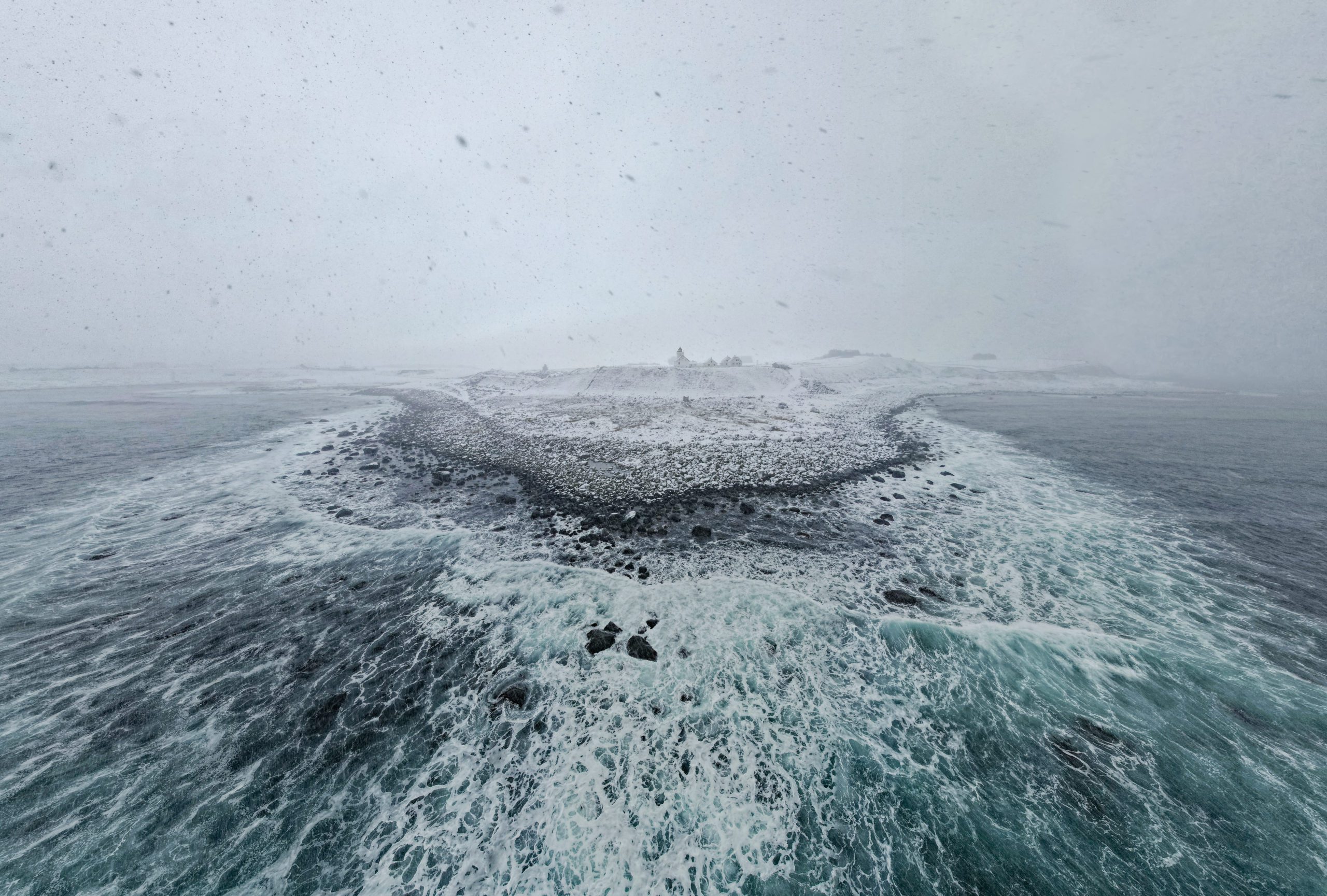 Fyr på Jæren, Obrestad fyr sett fra havet i droneperspektiv.