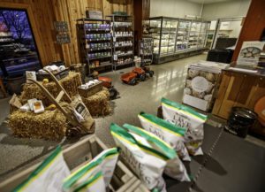 Gårdsbutikker på Jæren, bilde av høyballer og traktorer