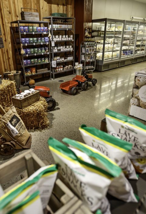 Gårdsbutikker på Jæren, bilde av høyballer og traktorer