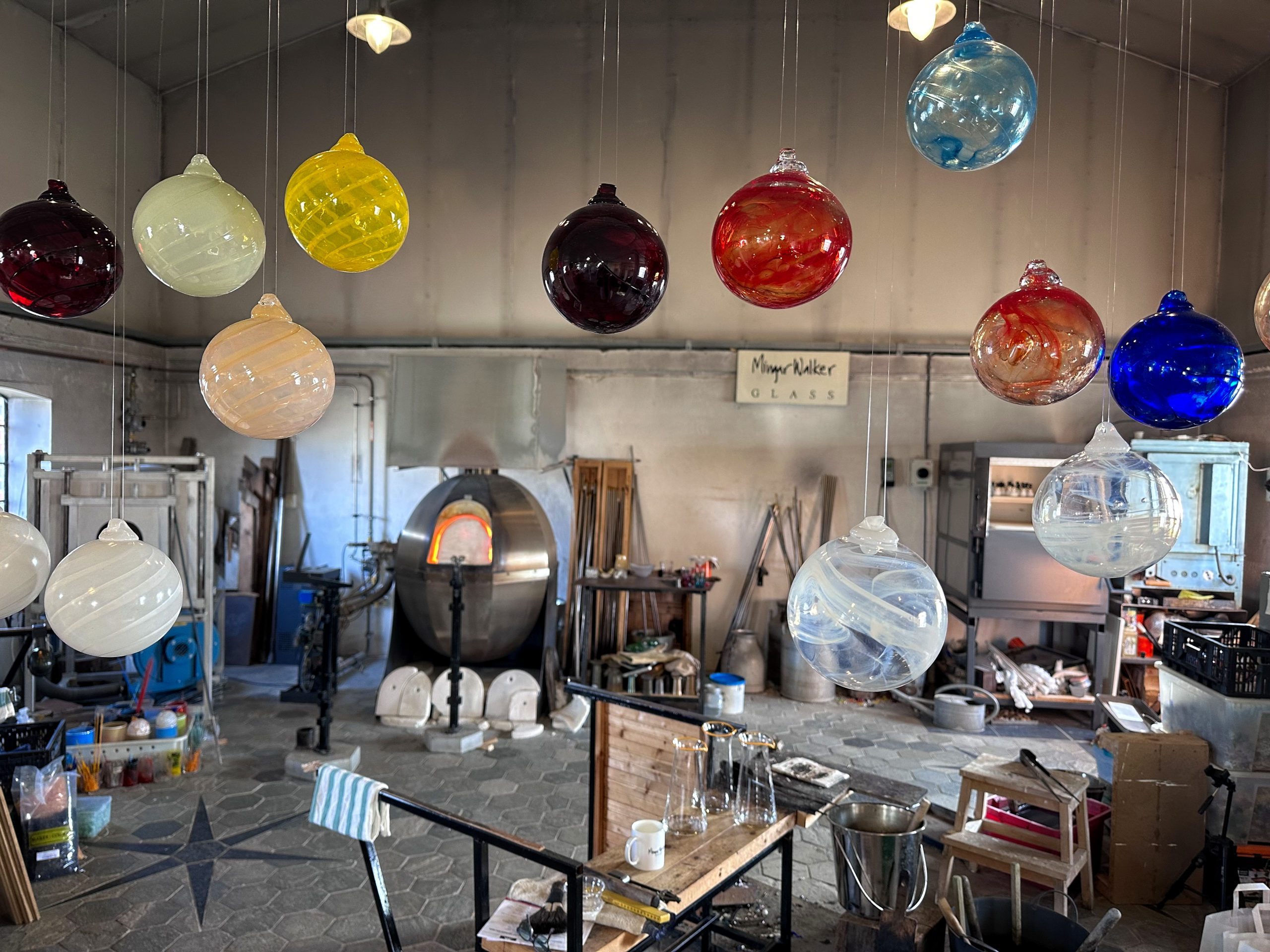 Laget på Jæren, glasskuler i et glassblåseri.