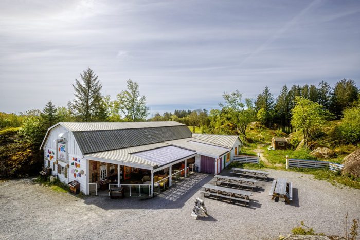 Terrasse for taletrengte under tak på Ogna scene. 