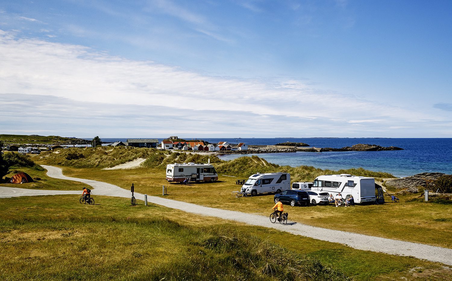 Bobilparkering på Jæren. Barn som leker ved havet.