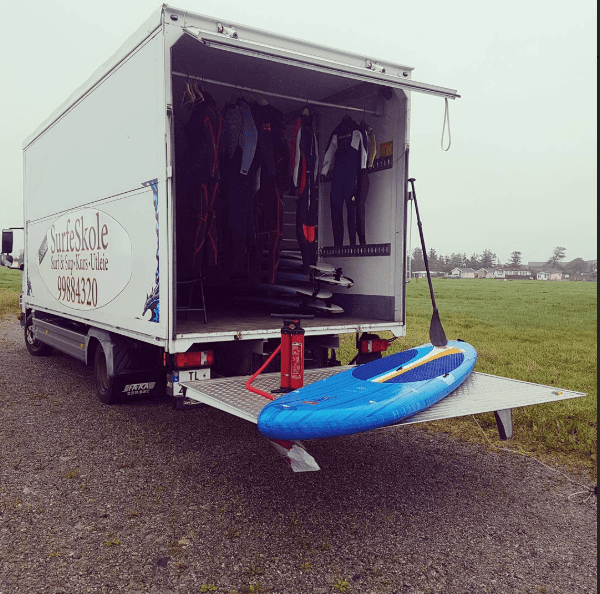 Bore beach club utleie av surfebrett.