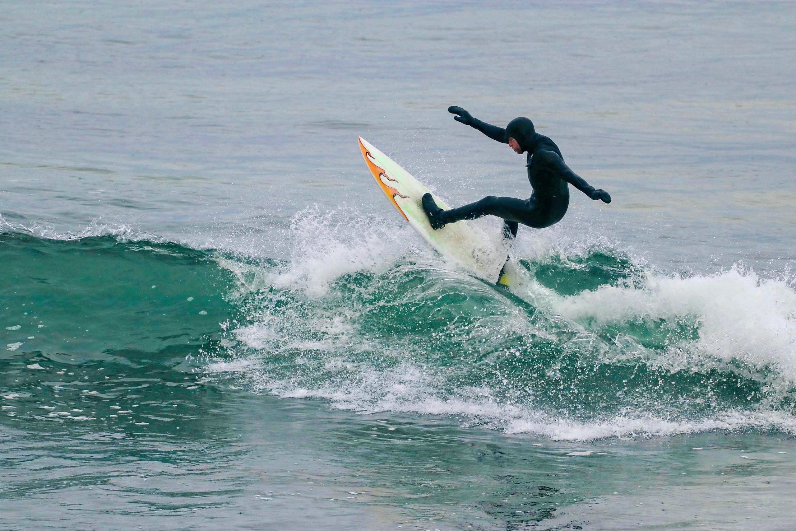 Bore beach club vil tilby surfekurs. Her surfer i aksjon.