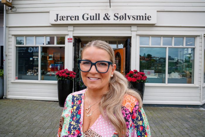 Butikkutvikler Gøril H. Florvaag foran gullsmedbutikk.