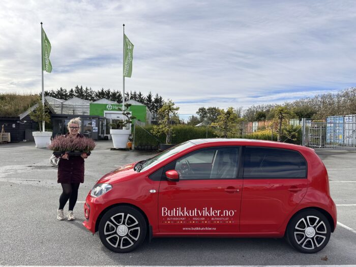 Forretningsutvikler Gøril H. Florvaag utenfor Hageland Edens Have.