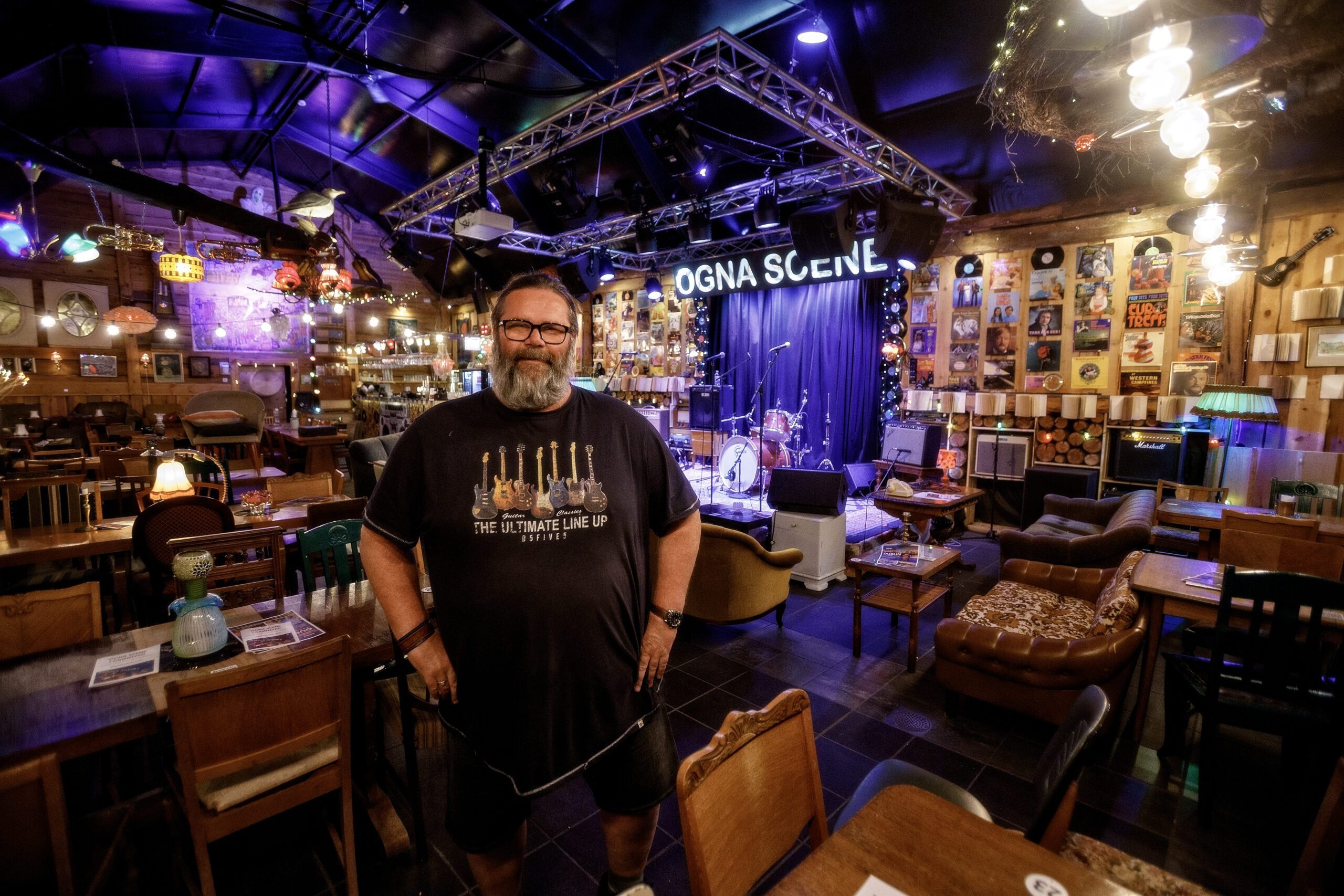 Mann foran scene, lokale til leie på Jæren, Ogna Scene, 