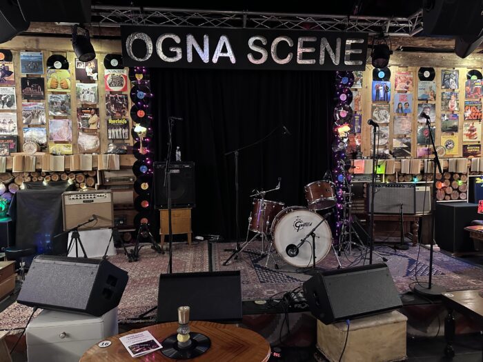 lokale til leie på Jæren, bilde av oppsett av musikkinstrumenter på scene,