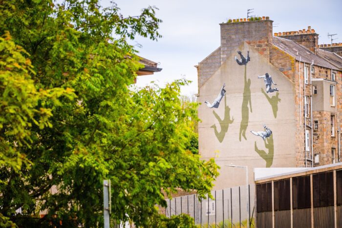 Hva skjer i Aberdeen Gatekunst på en stor murvegg.