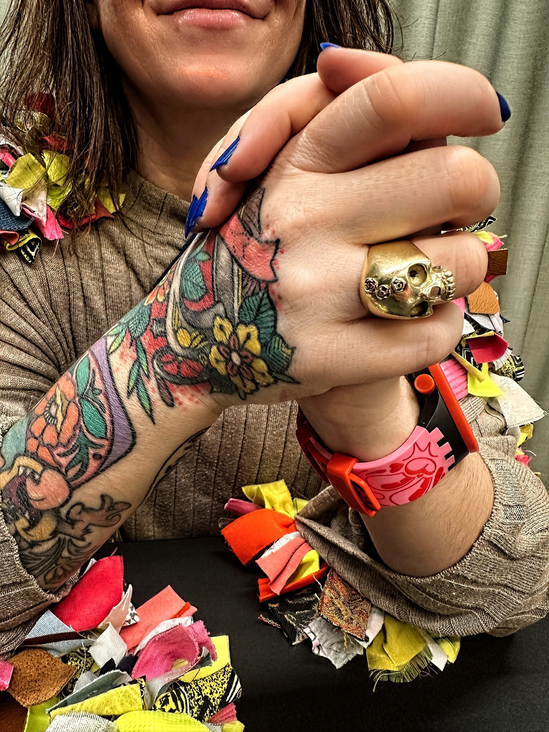 Laget på Jæren. Ring med dødningehode er fra Jæren gull og sølvsmie. Arm med tatoveringer. Anette Gunstensen fra Bryne gardin og solskjerming.